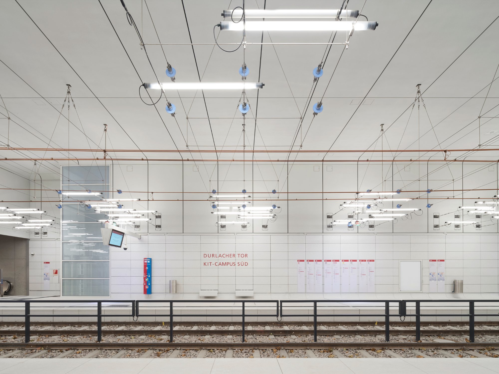 Seit Ende 2021 verbindet in Karlsruhe ein T-förmiger Stadtbahntunnel sieben wichtige innerstädtische Haltestellen unterirdisch miteinander. Der Entwurf stammt von allmannwappner in Zusammenarbeit mit dem Lichtdesigner Ingo Maurer. 