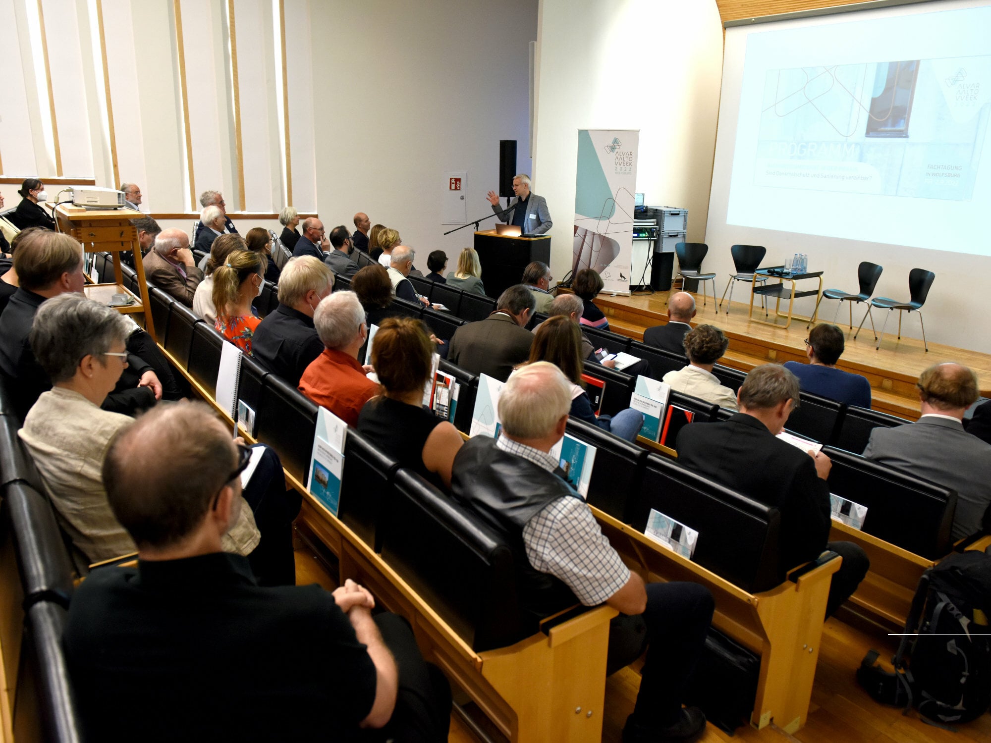 Am 2. September 2022 fand im Alvar-Aalto-Kulturhaus in Wolfsburg die Fachtagung Nachkriegsmoderne in der Praxis statt. Nun können die Vorträge online nachverfolgt werden.