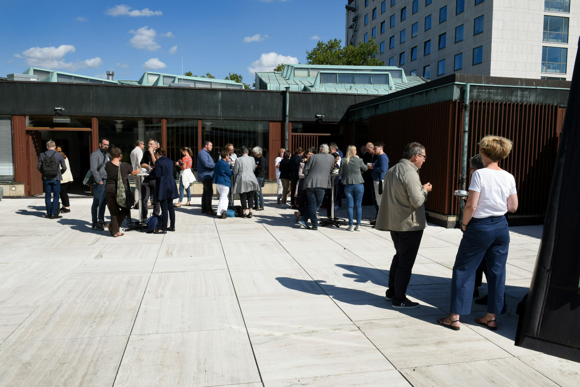 In den Pausen gab es Gelegenheit zum Austausch auf der sonnenbeschienenen Dachterrasse des Kulturhauses.