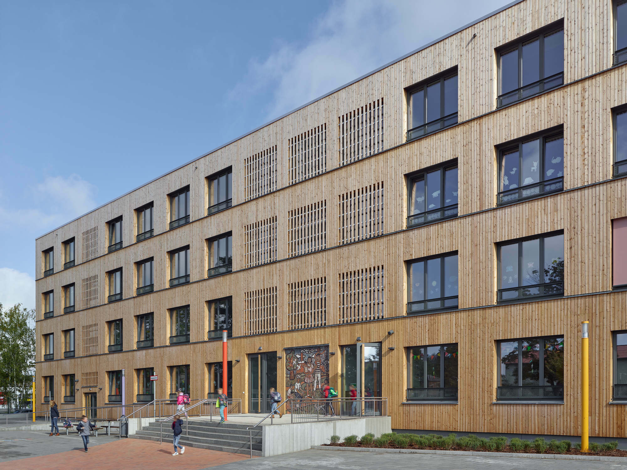 Die neue Holzfassade für den DDR-Plattenbau „Typ Erfurt“ entwickelten die Berliner CKRS Architekten.