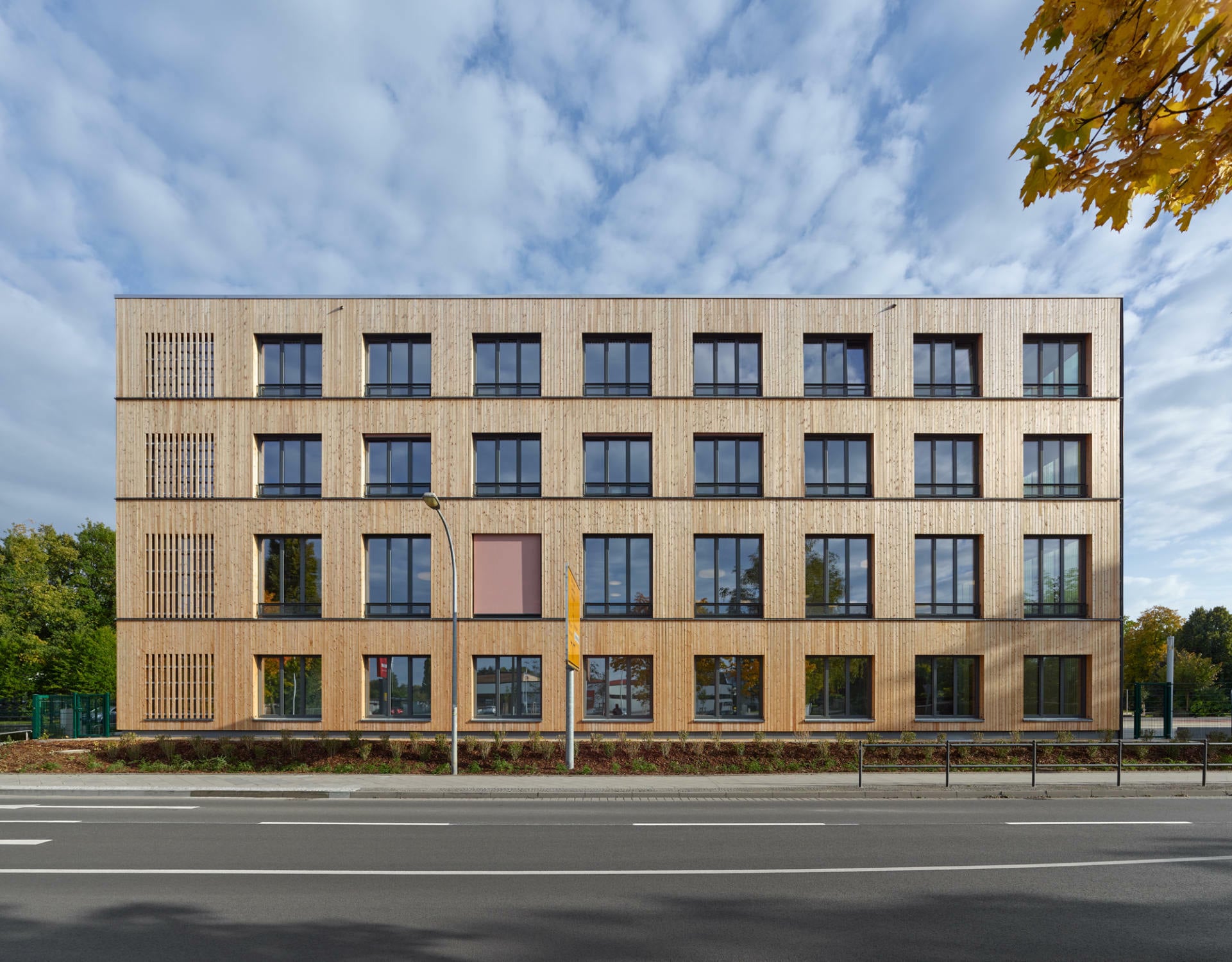 Straßenansicht aus nördlicher Richtung auf den Neubau