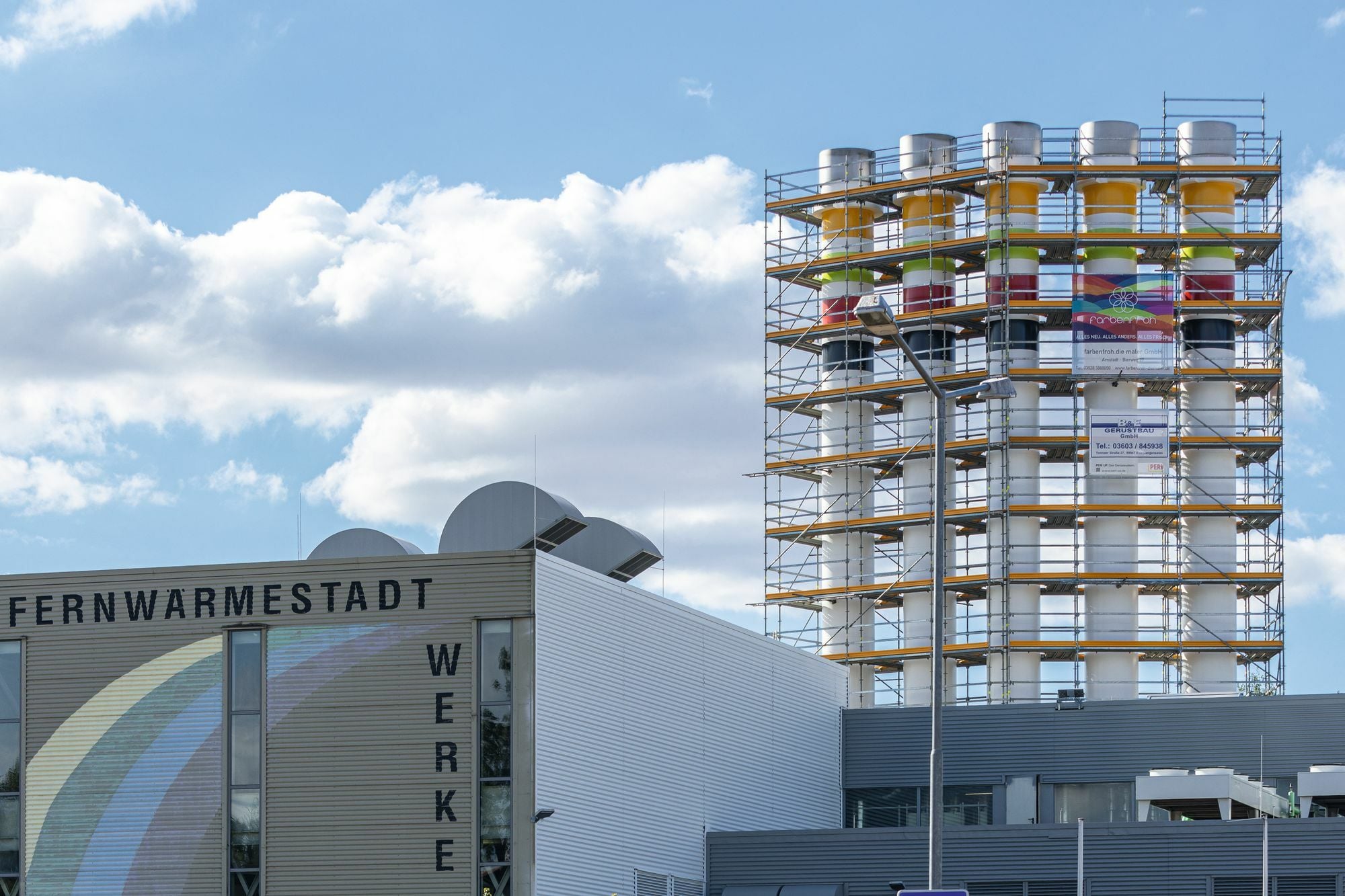 Von Weitem sind die markanten Schornsteine im Stadtbild erkennbar.