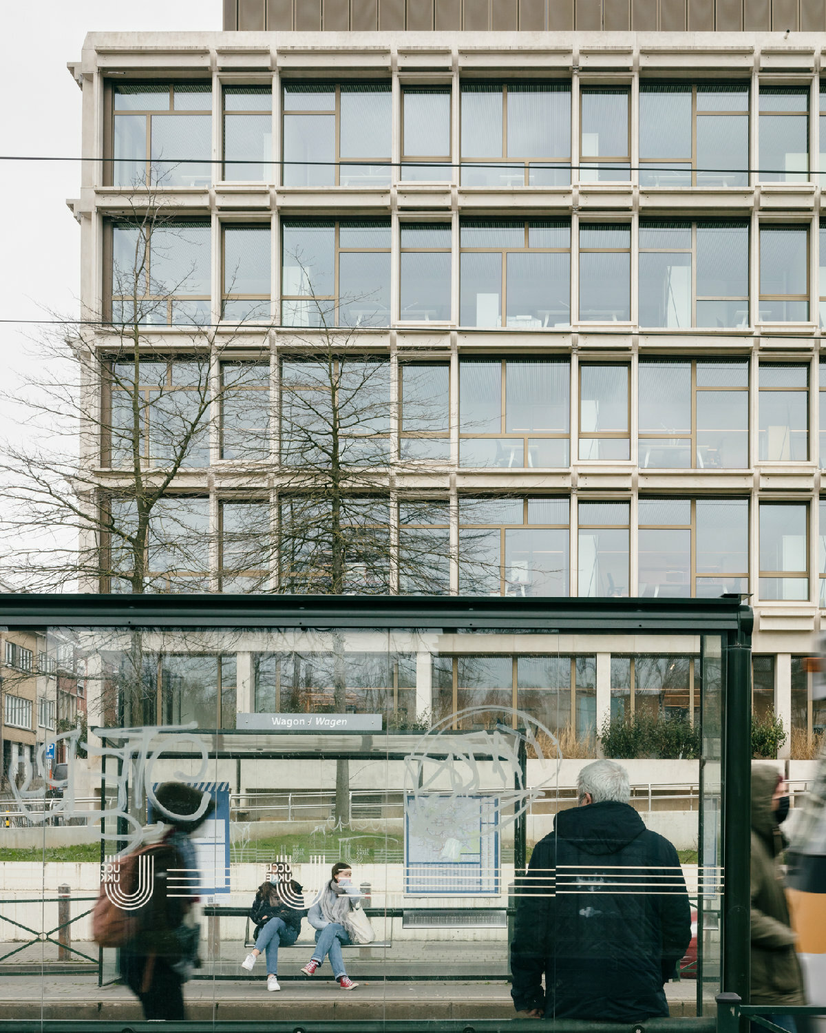 Auffällig ist die markante Fassade aus Betonfertigteilen.