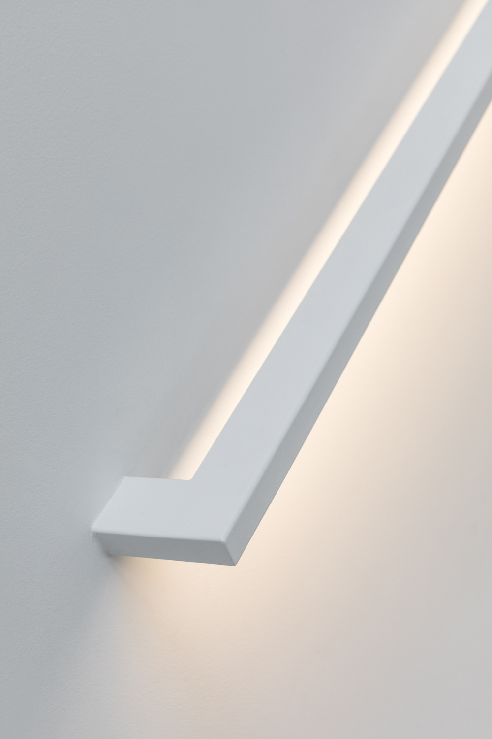 Ein LED-Band auf der Unterseite des pulverbeschichteten Streifens Stahl sorgt für eine effektvolle Beleuchtung der Stufen. 