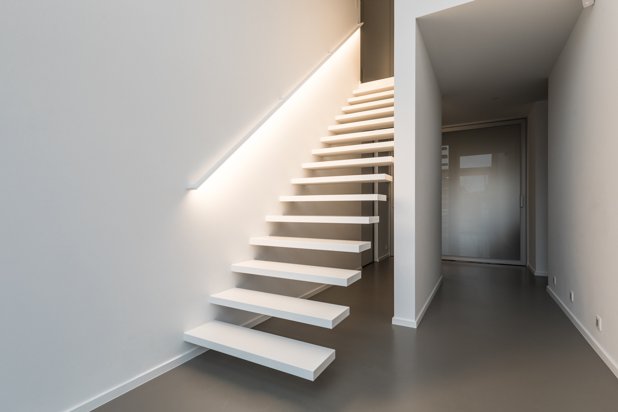 Befestigt wird der minimalistische Handlauf direkt an der Wand.