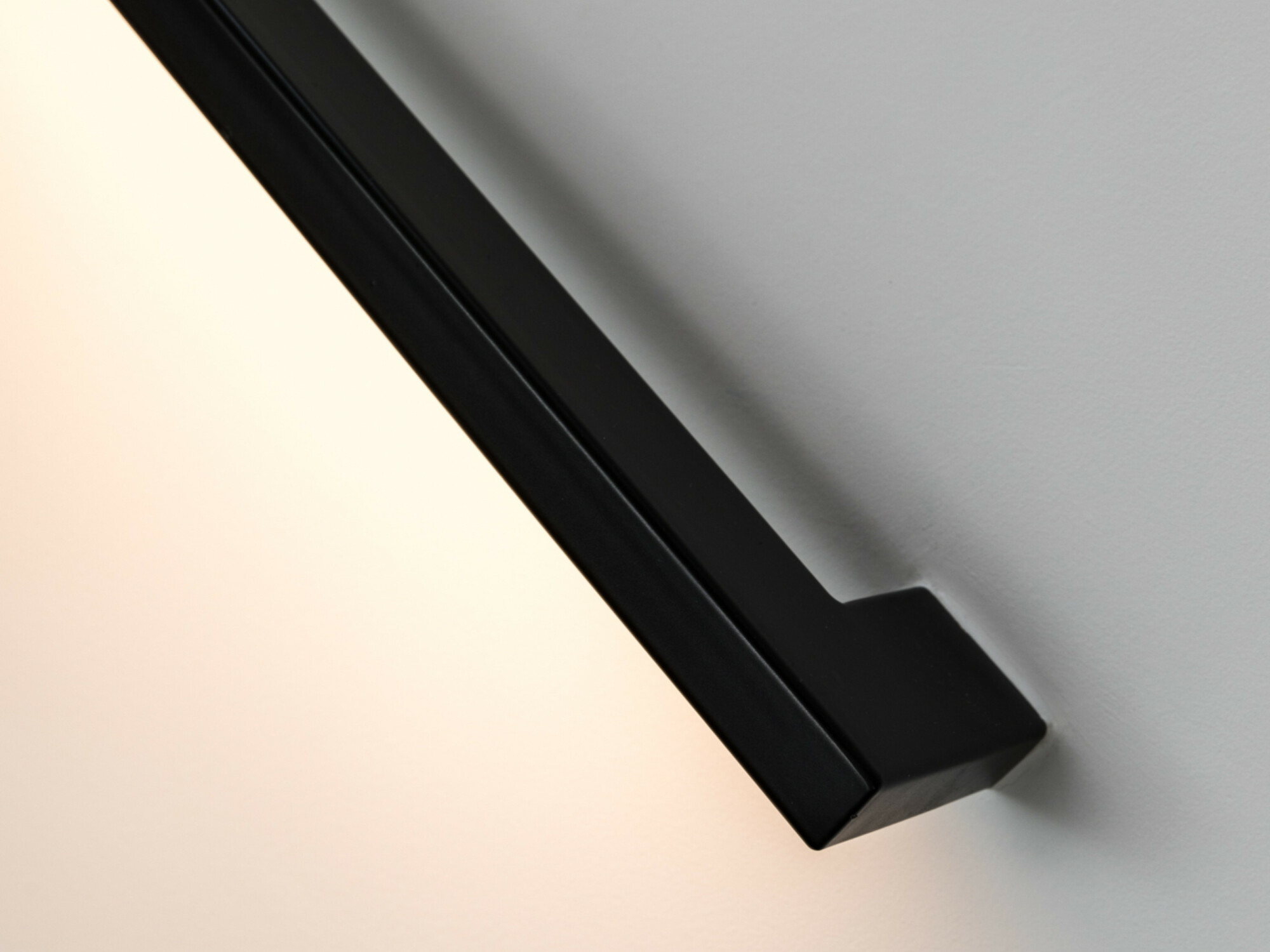 Dass ein Handlauf auch als gestalterisches Element dienen kann, zeigt diese monochrome Variante des Herstellers Genico.