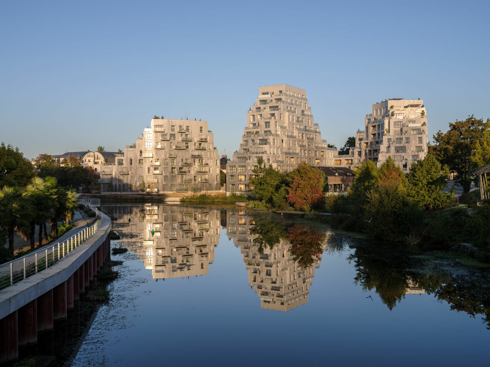 Das Grundstück liegt an der Mündung der Ille in die Vilaine, gegenüber dem schwimmenden Jardin de la Confluence und am Ende einer Fußgängerzone.