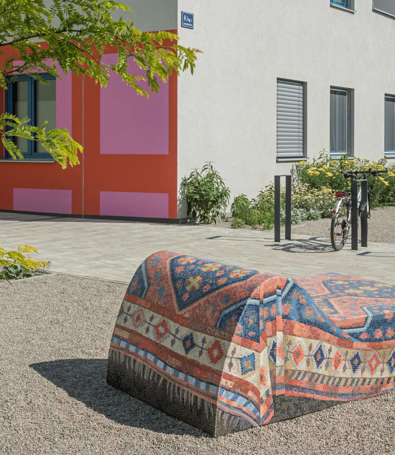 Die Künstlerin Melanie Ebenhoch hat Alltagsgegenstände wie eine Waschmaschine oder Freuds Couch in Beton gegossen und mit Keramikmosaiken versehen. Die Kunstwerke dienen als Stadtmöbel und laden zum Treffen und Verweilen ein.