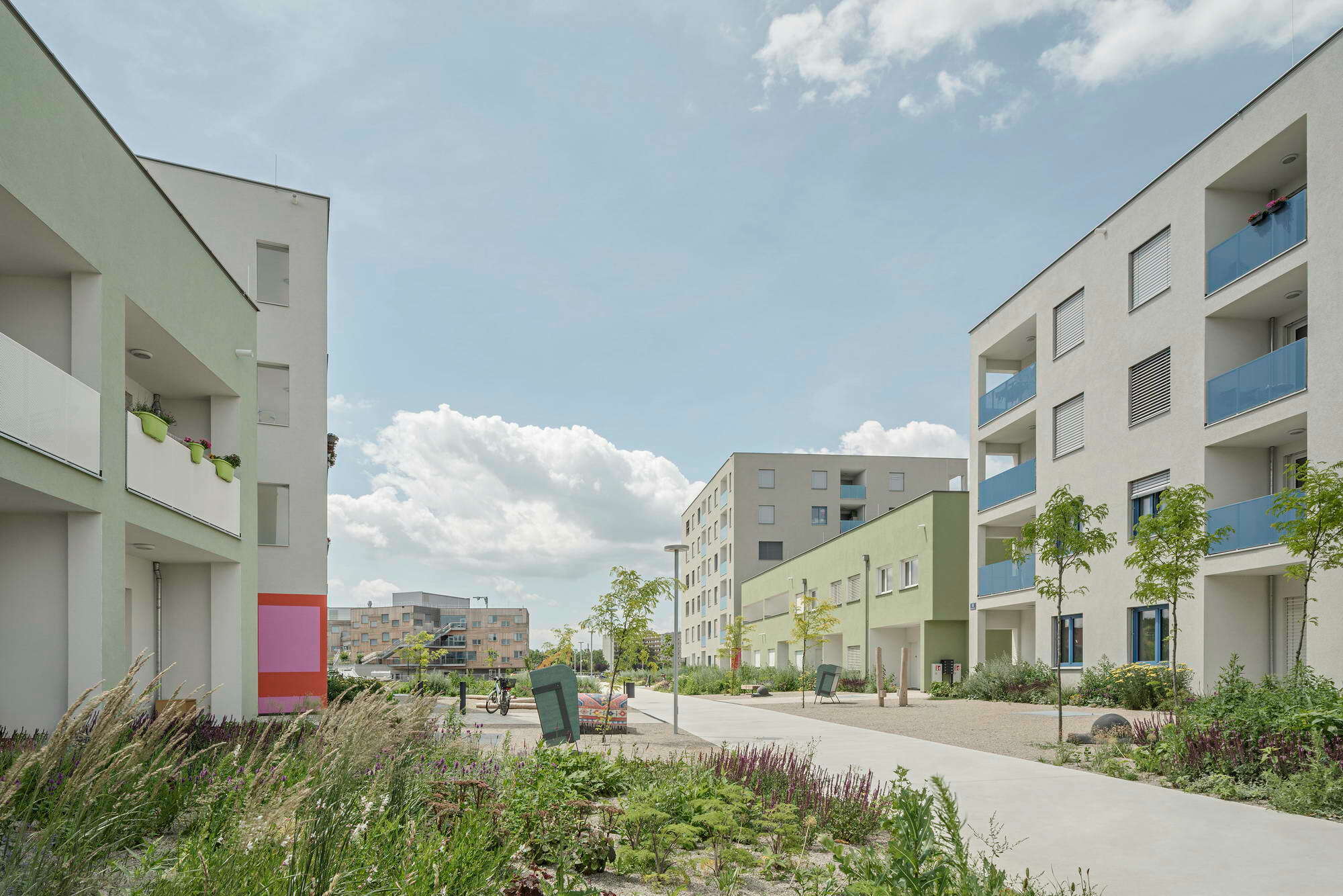 Die Baukörper sind in der Höhe verschieden ausgebildet, von zwei bis zu sechs Geschossen, wodurch eine eher kleinteilige Struktur mit Aus- und Durchblicken entsteht. 