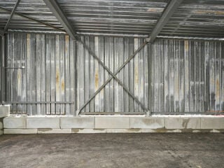 Der Unterstand von Zirkular schützt die Lagerstätte von Recyclingmaterialien vor Diebstahl und Wetter.