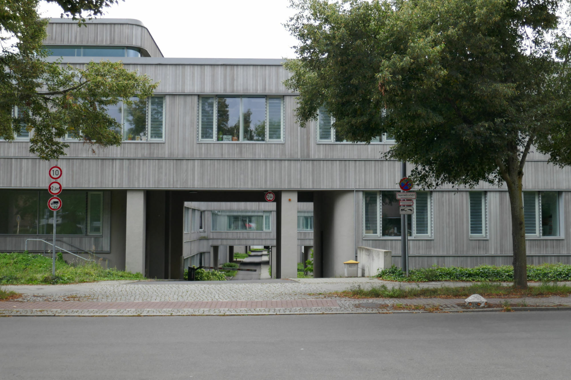 Laut MBO müssen Zu- und Durchfahrten, Aufstellflächen und Bewegungsflächen für Feuerwehrfahrzeuge ausreichend befestigt und tragfähig sein (Abb: Holzlaube der FU Berlin, Florian Nagler Architekten, 2015).