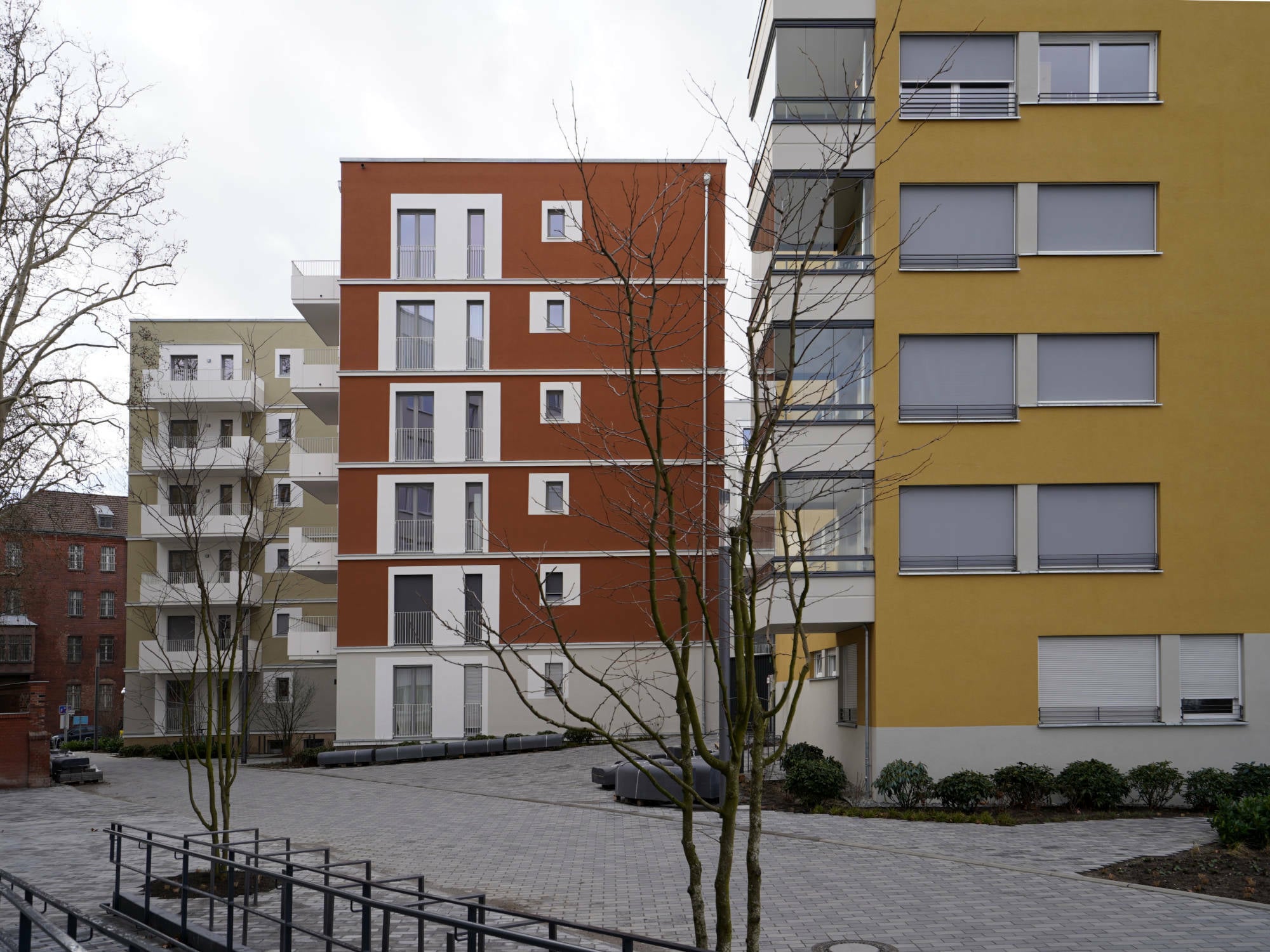 Die Anforderungen für den Einsatz von Löschkräften der Feuerwehr wie Zuwege, Zu- und Durchfahrten sind festgelegt (Abb.: Berliner Wohnquartier Mittenmang, 2020)