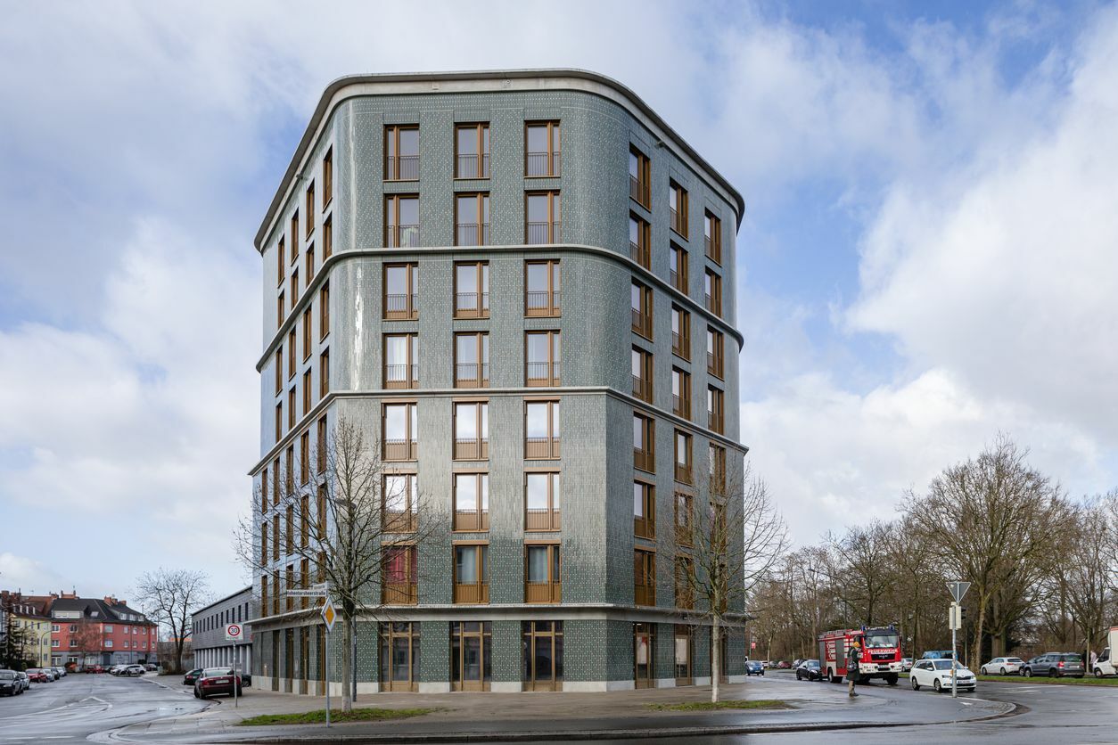 Als unregelmäßiges Hexagon bespielt der achtgeschossige Neubau die Grundstücksspitze.
