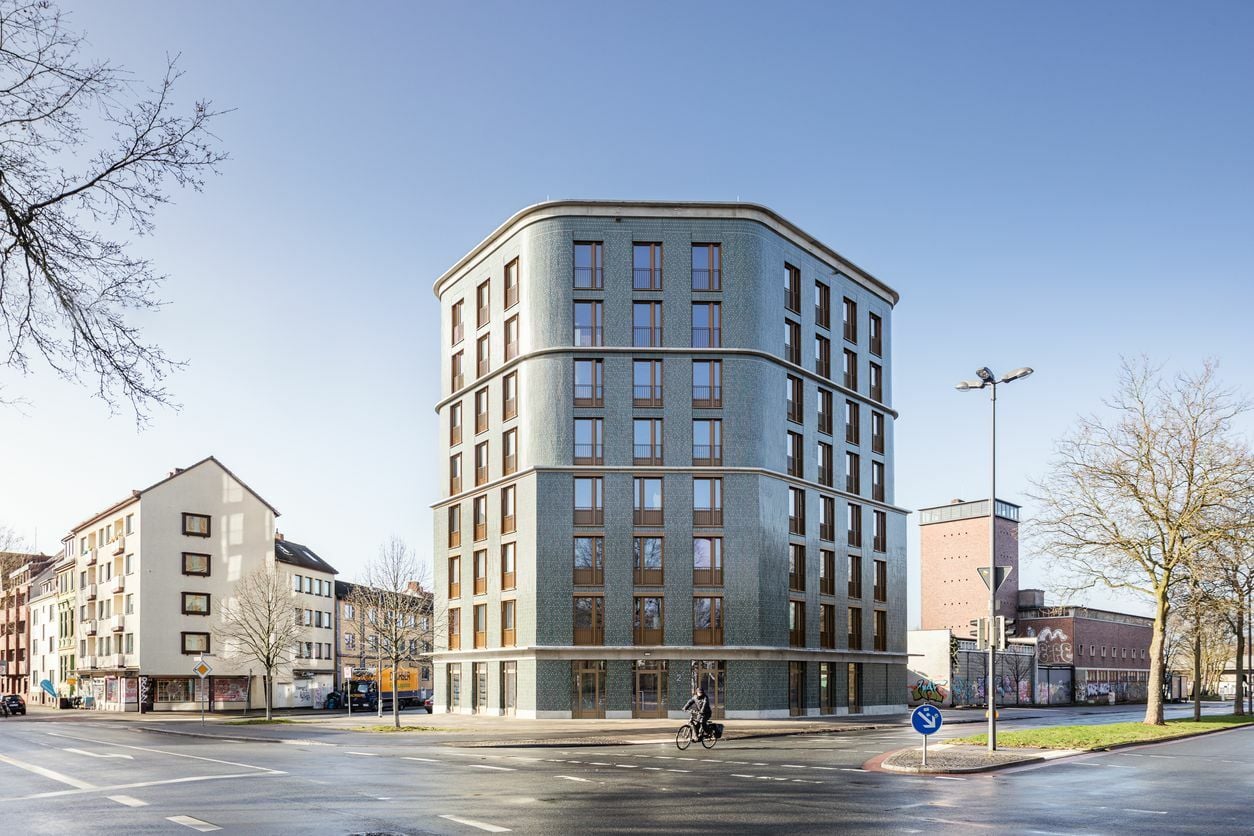 Der Entwurf eines achtgeschossigen, gestaffelten Wohnhauses mit grüner Keramikhülle von Hild und K überzeugte die Jury und wurde 2021 nach nur 19 Monaten Bauzeit fertiggestellt. 