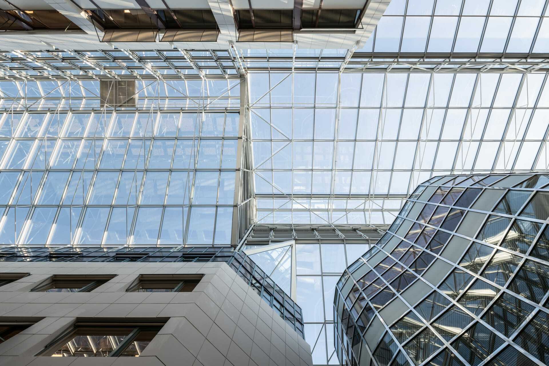 Das bisher größte umgesetzte Oraé Projekt, bei dem insgesamt 50 Tonnen Glas rezykliert wurden, ist das frühere SAS-Headquarter Gate: 01Frösundavik bei Stockholm.