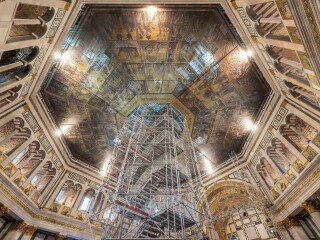Der Bau des Battistero di San Giovanni in Florenz datiert zurück bis ins 11. Jahrhundert und ist damit älter als die Kathedrale Santa Maria del Fiore, deren Taufkirche er darstellt.