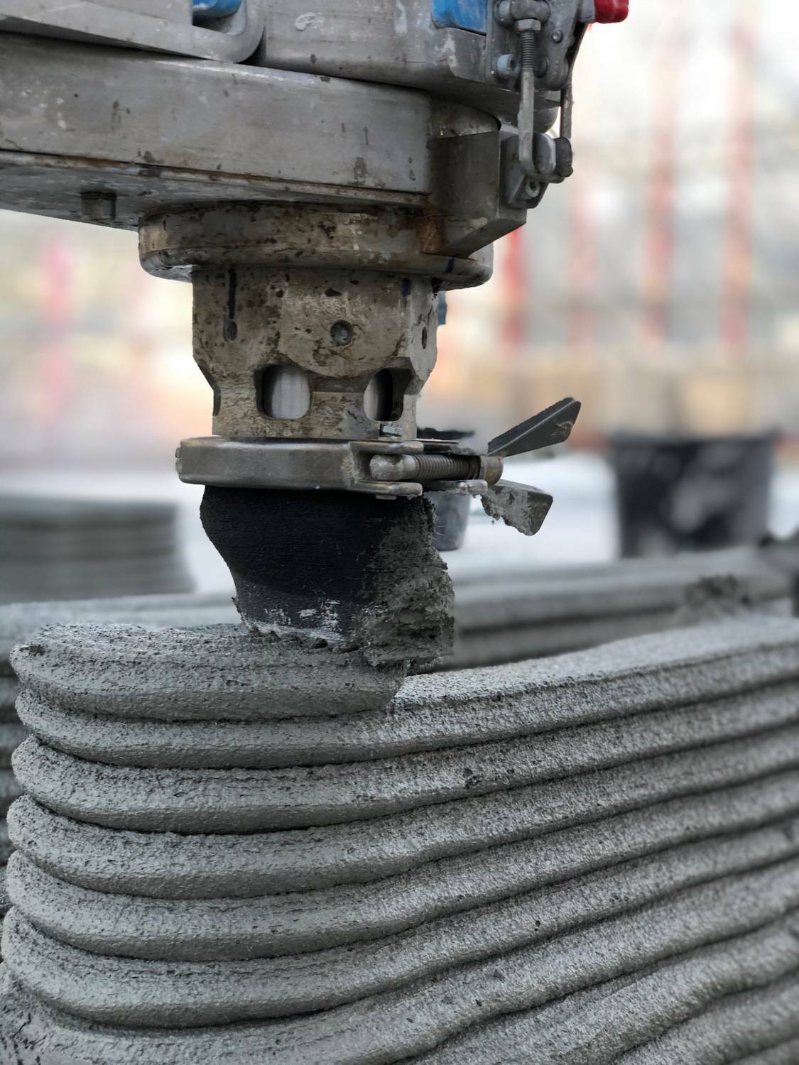 Schicht für Schicht wurde über den Portaldrucker BOD2 der speziell entwickelte Betonmörtel zu Wänden aufgebaut. Die Konstruktion entstand ohne den Einsatz einer Schalung.