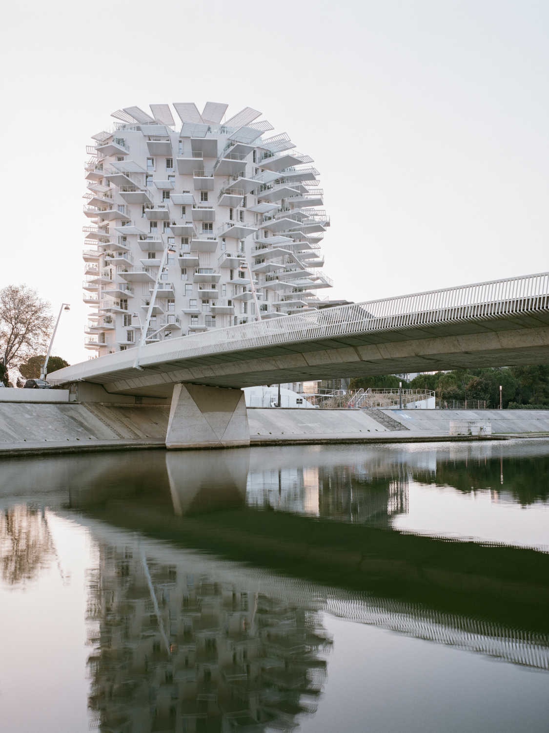 Charakteristisch ist seine fragmentierte, weiße Fassade.