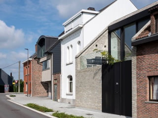  Auf einer kleinen Parzelle am Ostufer des Brüssel-Schelde-Kanals entstand das Canal House nach Plänen des Architekturbüros Studio Farris.