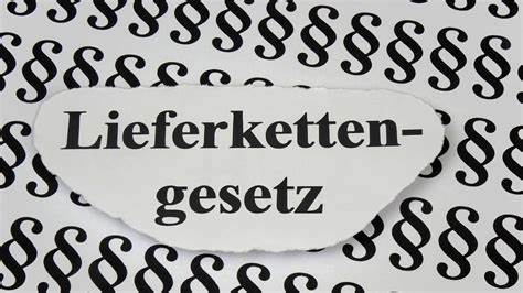 Das Lieferketten­sorgfaltspflichten­gesetz regelt die unternehmerische Verantwortung für die Einhaltung von Menschenrechten in den globalen Lieferketten. Hierzu gehören etwa der Schutz vor Kinderarbeit, das Recht auf faire Löhne oder der Schutz der Umwelt. 