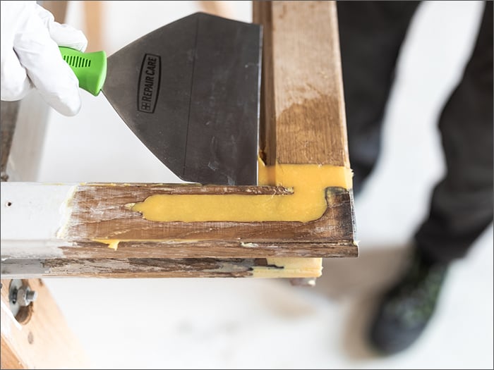 Die Firma Repair Care bietet Produkte zur Reparatur von Holzschäden z.B. an Fenstern.