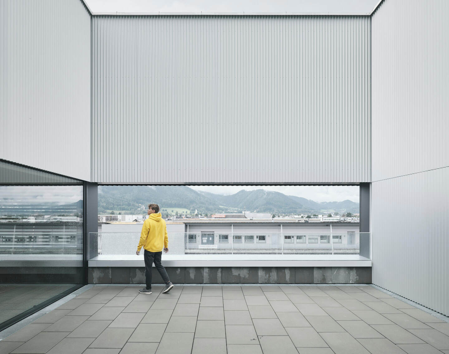 Die Dachterrasse ist ein Einschnitt in die Kubatur. 