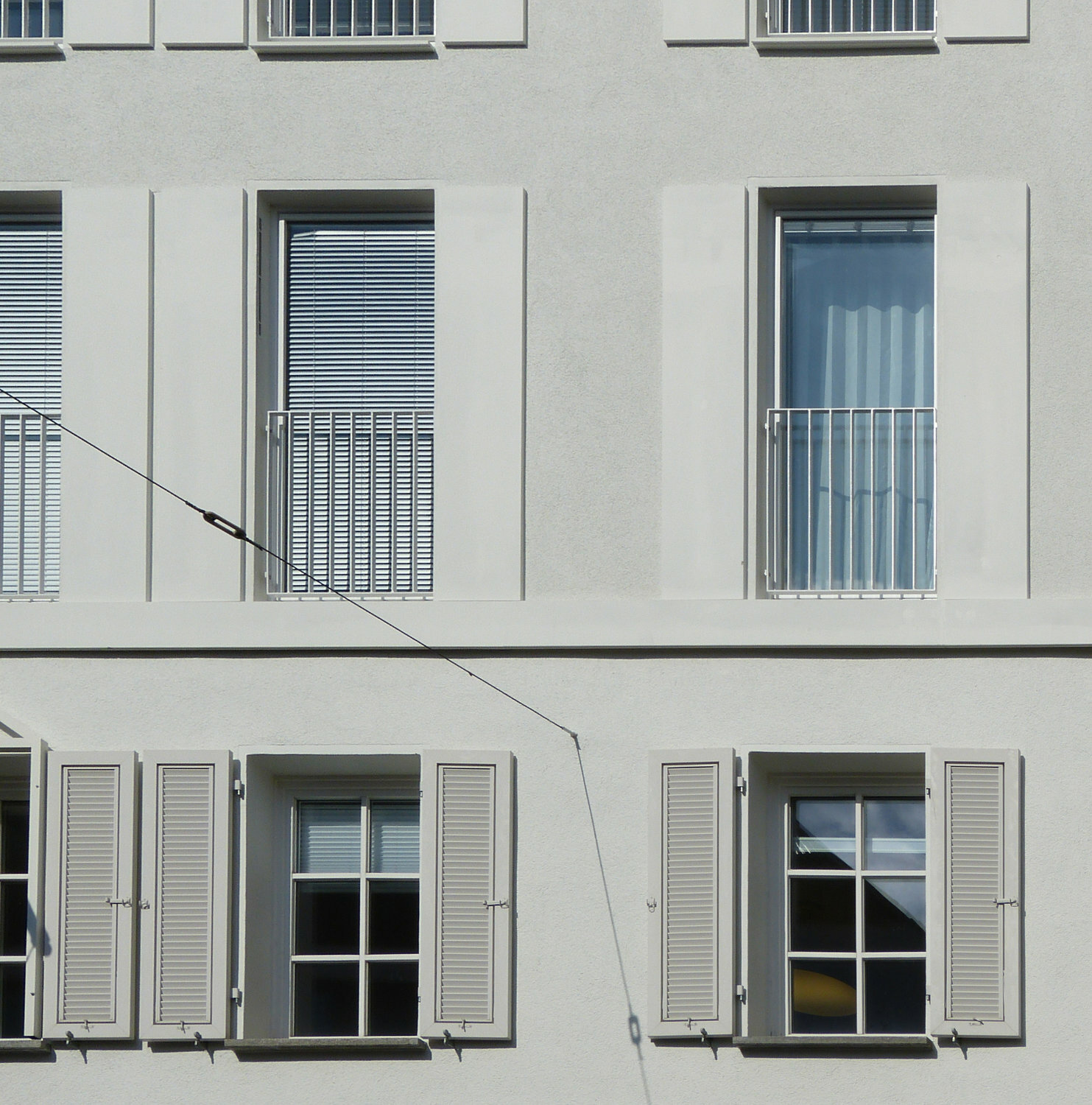 Die Fassade der Aufstockung zeigt einige Bezüge zum Bestand.