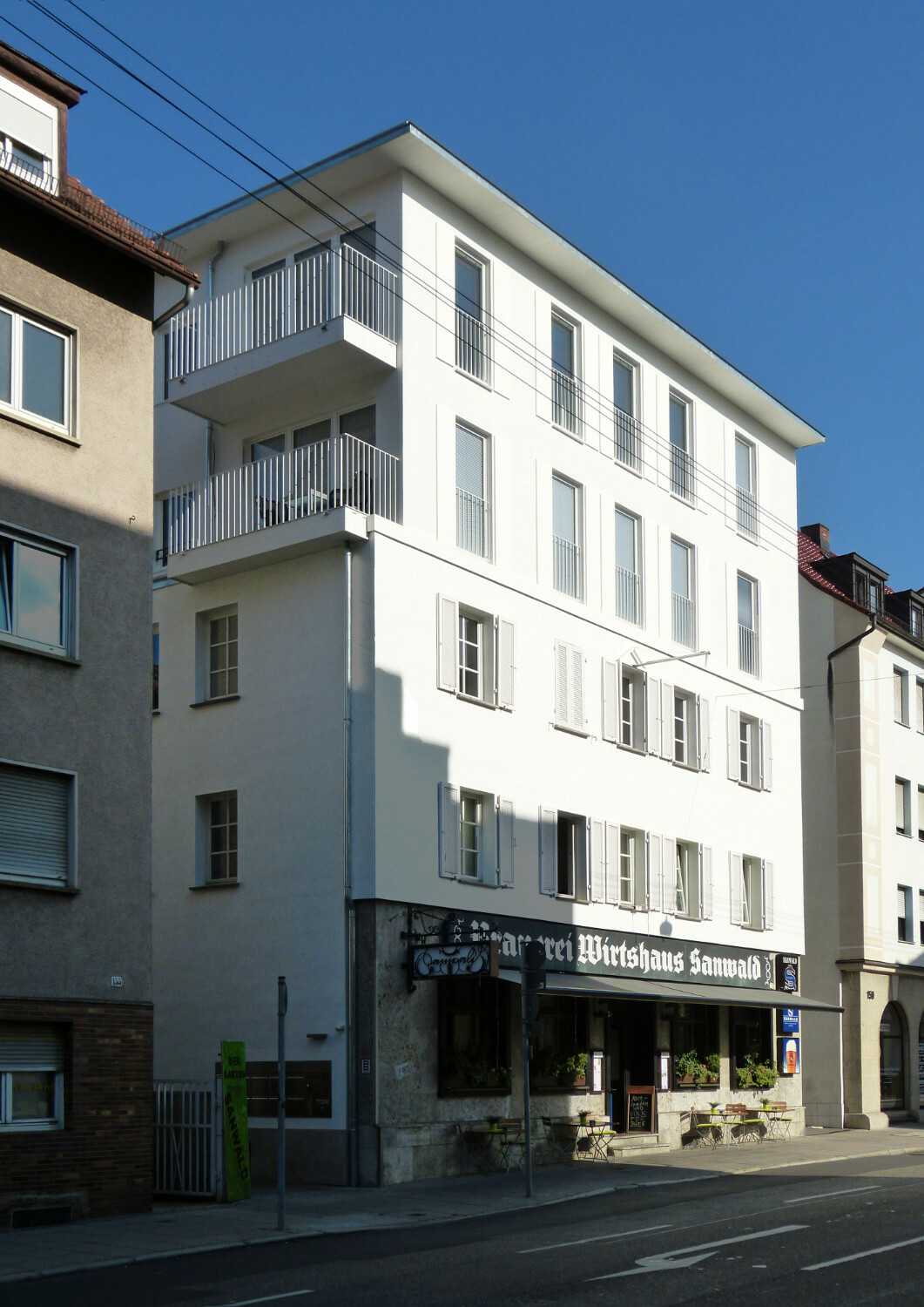 Links am Haus vorbei geht es zum Biergarten des Brauerei-Wirtshauses Sanwald.