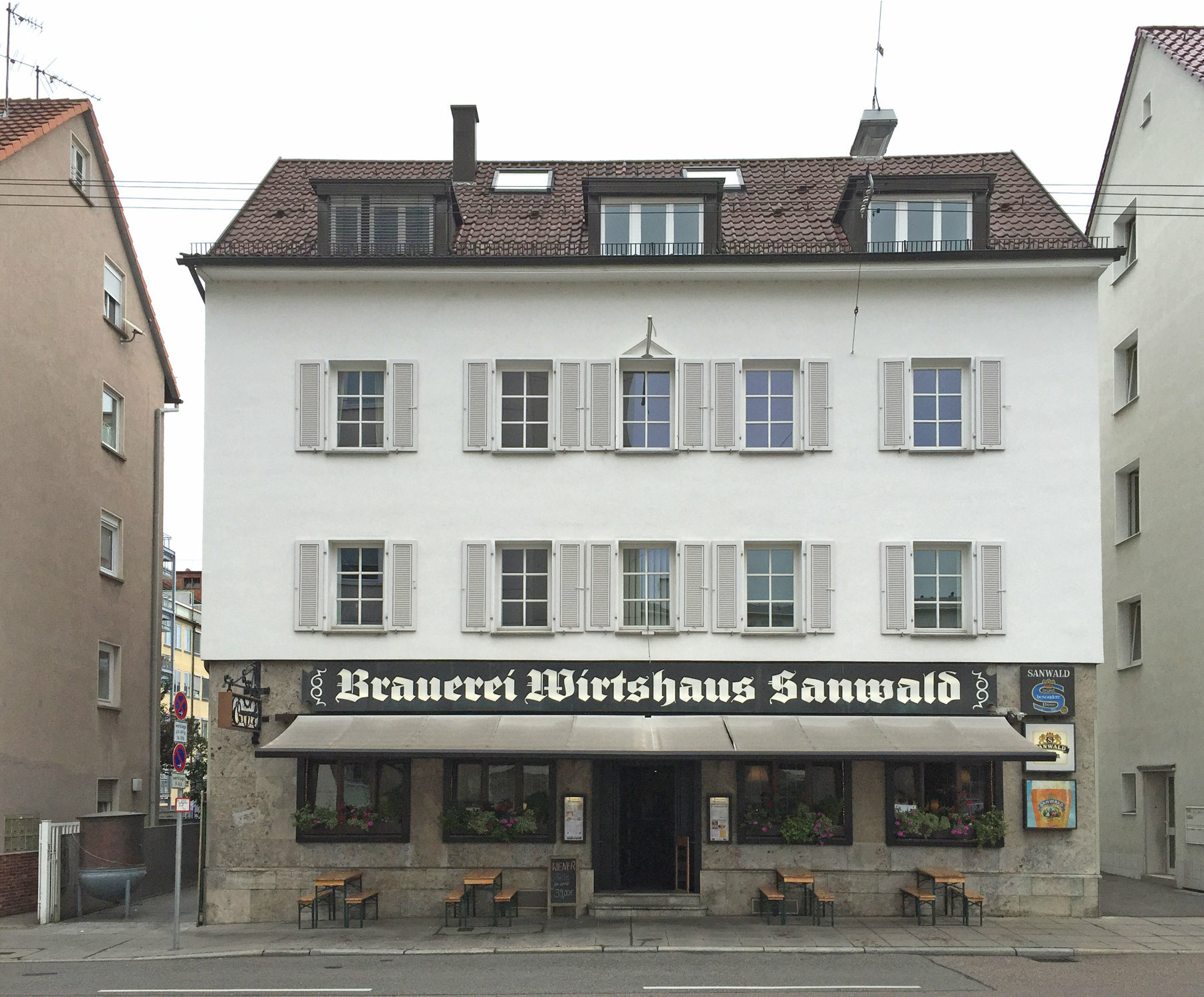 An Stelle der Aufstockung befand sich zuvor ein Satteldach – ein Relikt des unvollständigen Wiederaufbaus nach dem Zweiten Weltkrieg.