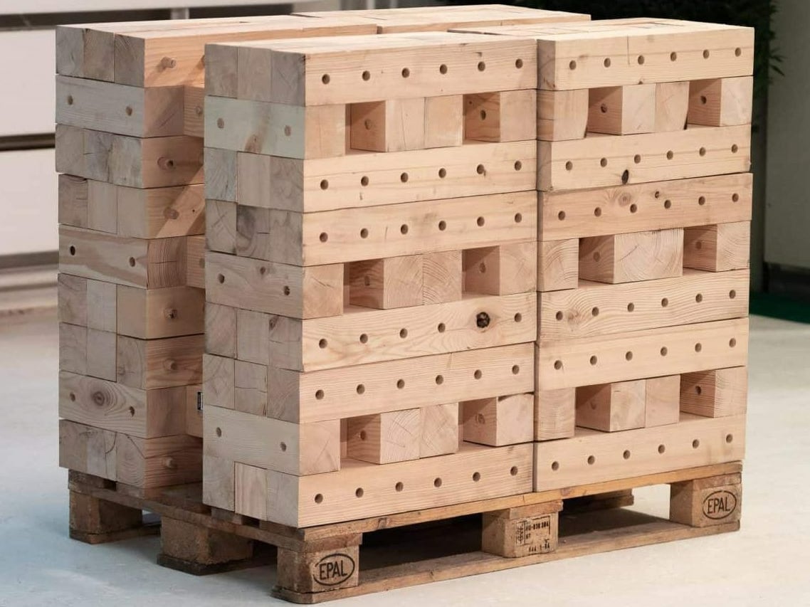 Das modulare Massivholz-Bausystem wird aus kostengünstigem Schad- und Schwachholz hergestellt.
