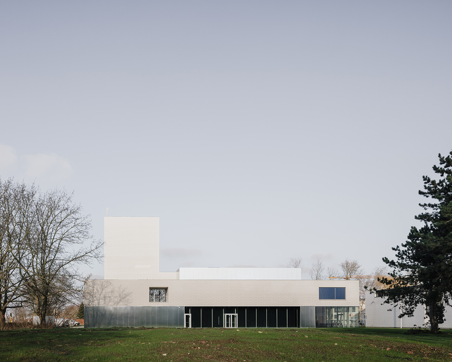Der Theaterneubau setzt sich aus einem flachen, zweigeschossigen Sockel mit quadratischer Grundfläche und mehreren unterschiedlich hohen, quaderförmigen Aufbauten zusammen. 