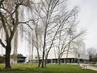 Die belgische Stadt Deinze besaß lange Zeit kein Schauspielhaus. Nun wurde ein Theaterneubau nach Plänen von Trans V+ Architekten realisiert.