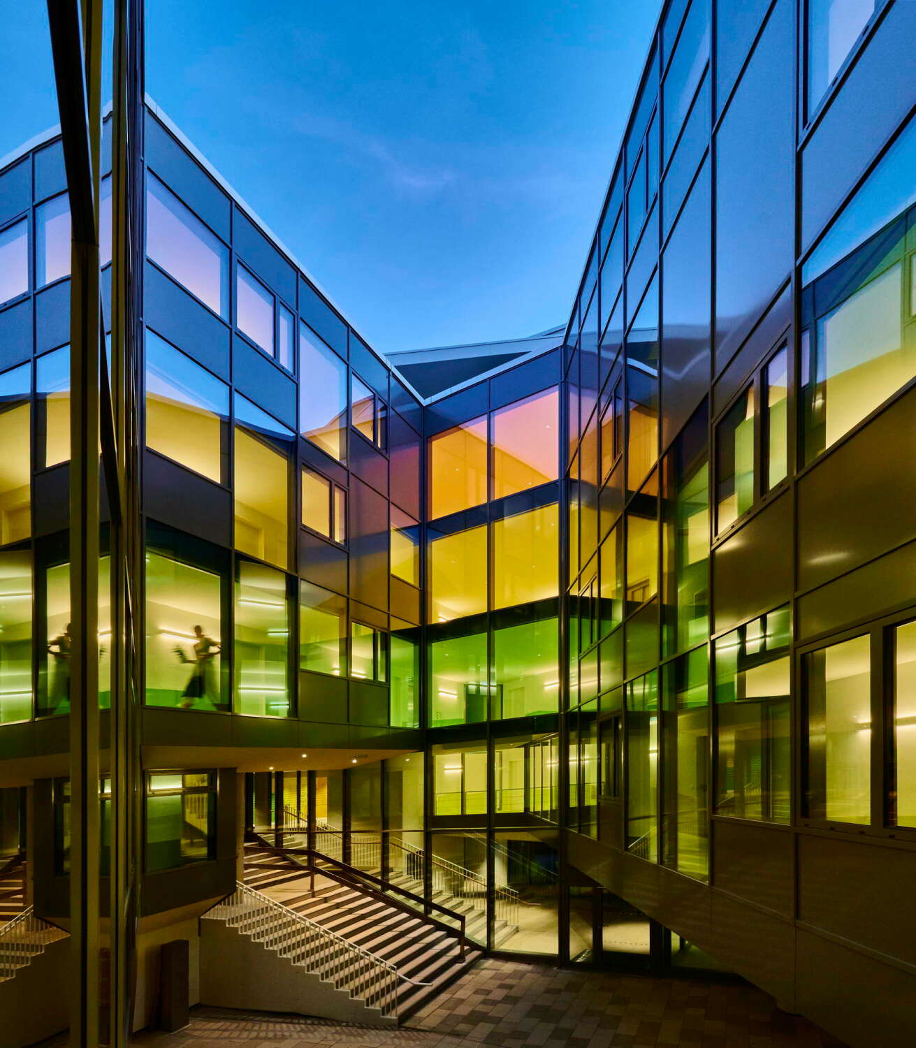 Eine breite Treppen im offenen Atrium dient als Tribüne für Veranstaltungen unter freiem Himmel und als Treffpunkt für die Studierenden.