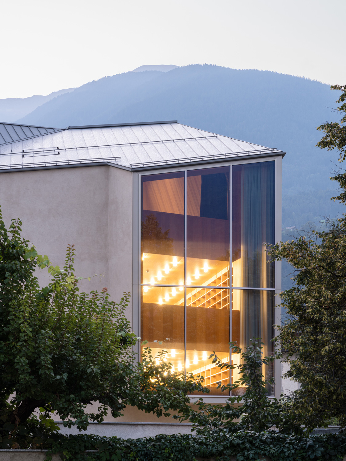 Riesige Fensterflächen im Neubau bringen viel natürliches Licht ins Innere.