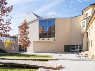 Bibliothek von Carlana Mezzalira Pentimalli in Brixen. Das Ensemble besteht aus einem Neubau und zwei historischen Gebäuden und wird durch eine einheitliche Außenraumgestaltung zusammengefasst.