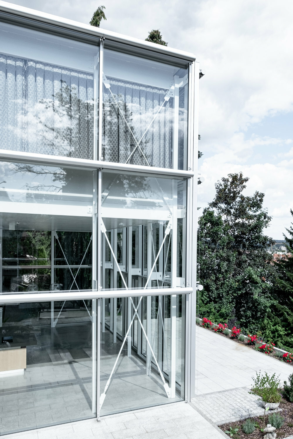 Die filigrane Aluminium-Pfostenriegelkonstruktion der Glashaut ist stark abgerückt von der Tragkonstruktion.
