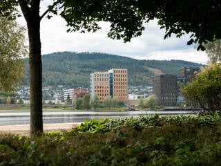 In unmittelbarer Nähe zum Bahnhof der norwegischen Hafenstadt Drammen befindet sich das Bürohaus Spor X. Entworfen hat es das Architekturbüro Dark Arkitekter.