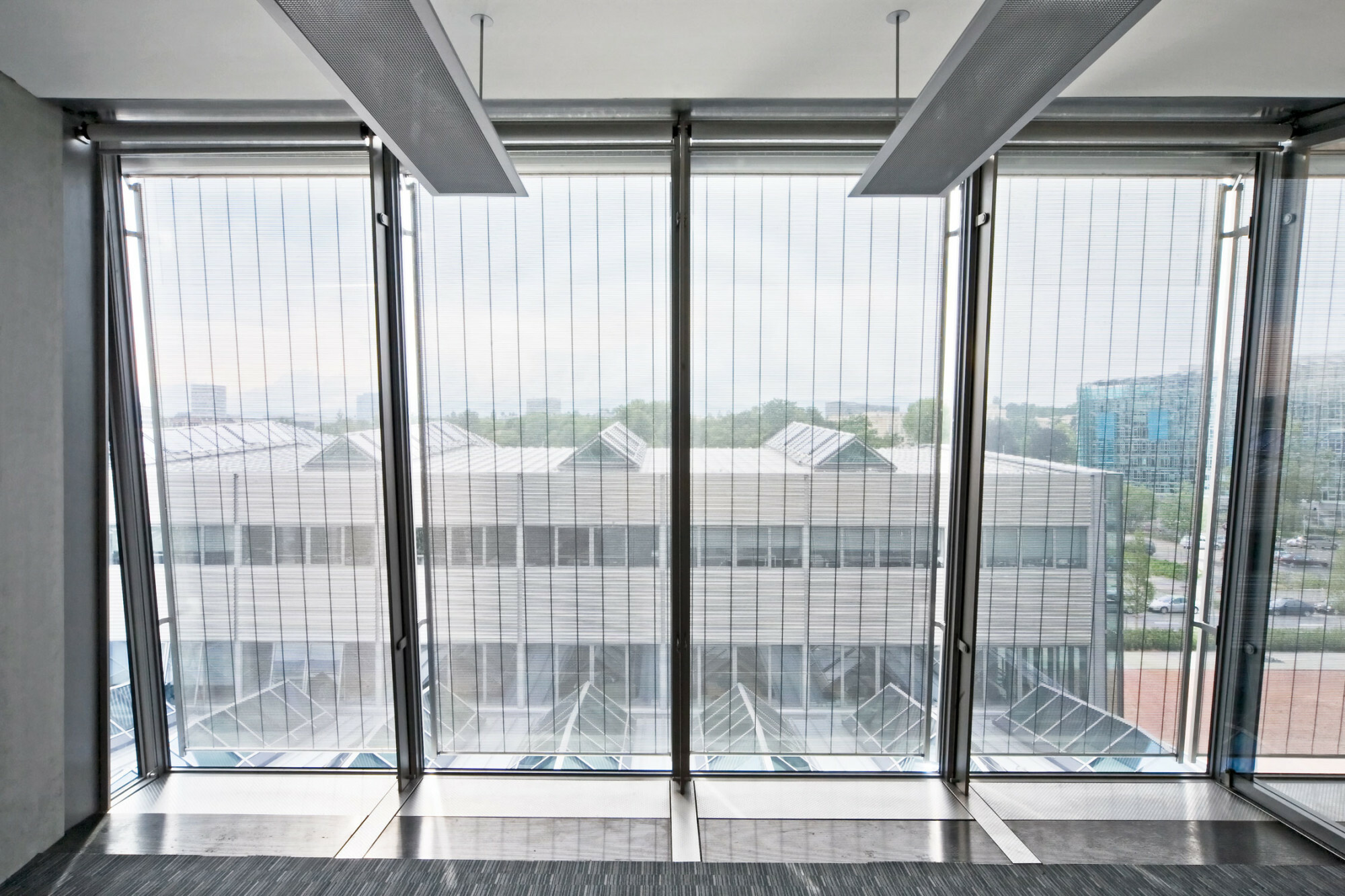 Der außenliegende Sonnenschutz s_enro besteht aus feingliedrigen Aluminiumlamellen. Bei reduziert die solaren Einträge und ermöglicht gleichzeitig Ausblick und den Einfall von Tageslicht.