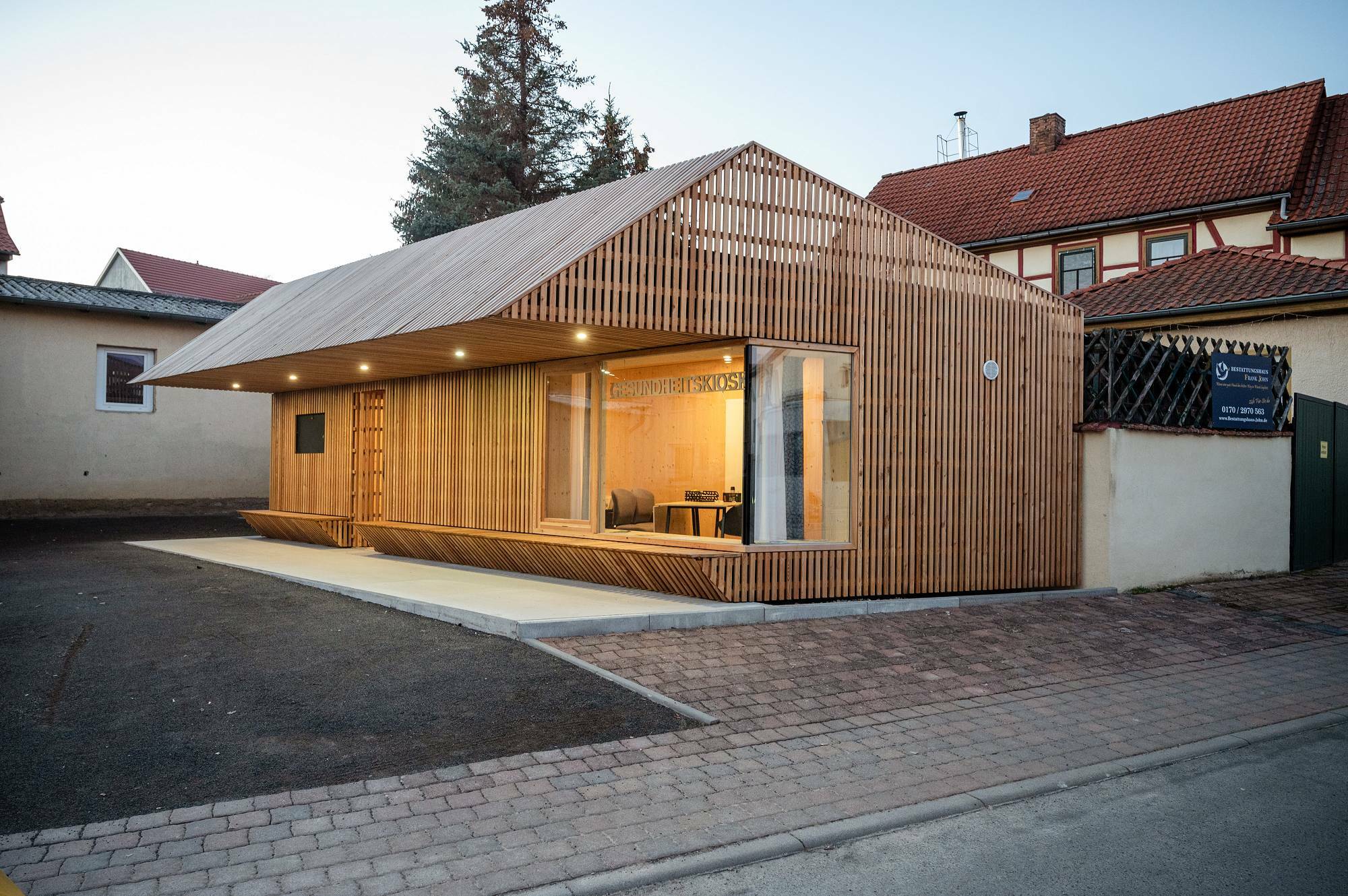 Allen Kiosken sollen mit Holzlatten verkleidet sein, jedoch von Dorf zu Dorf in unterschiedlicher Anordnung.