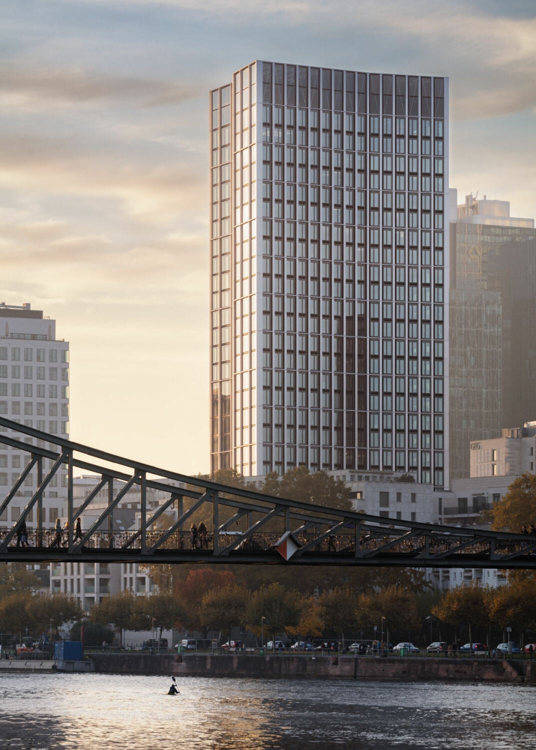 Unweit des Mainufers gelegen, ist der Turm von Weitem zu sehen.