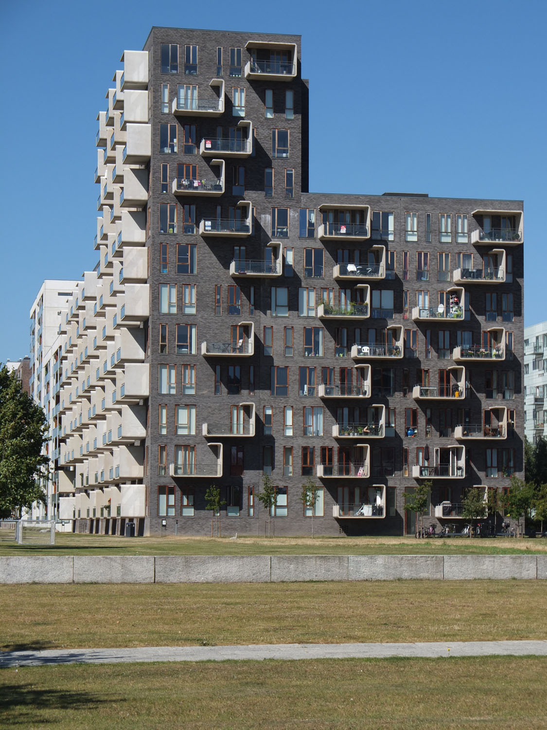 Dass Balkone nicht zwingend rechteckig sein müssen, zeigt dieser Wohnbau in Kopenhagen.