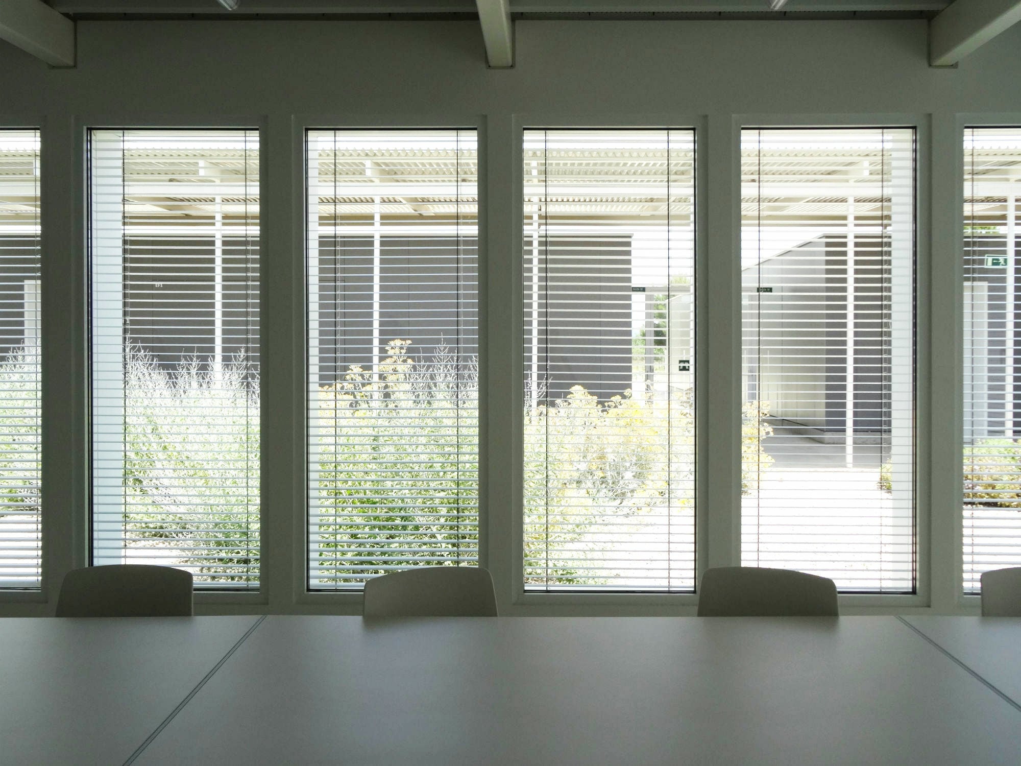 Für den Sonneneintrag sind große Glasanteile in der Fassade problematisch.
