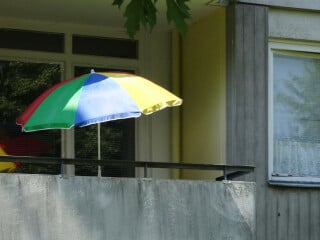 Angenehme Innentemperaturen auch an sonnigen Tagen zu erhalten, darum geht es bei den GEG-Bestimmungen zum sommerlichen Wärmeschutz.