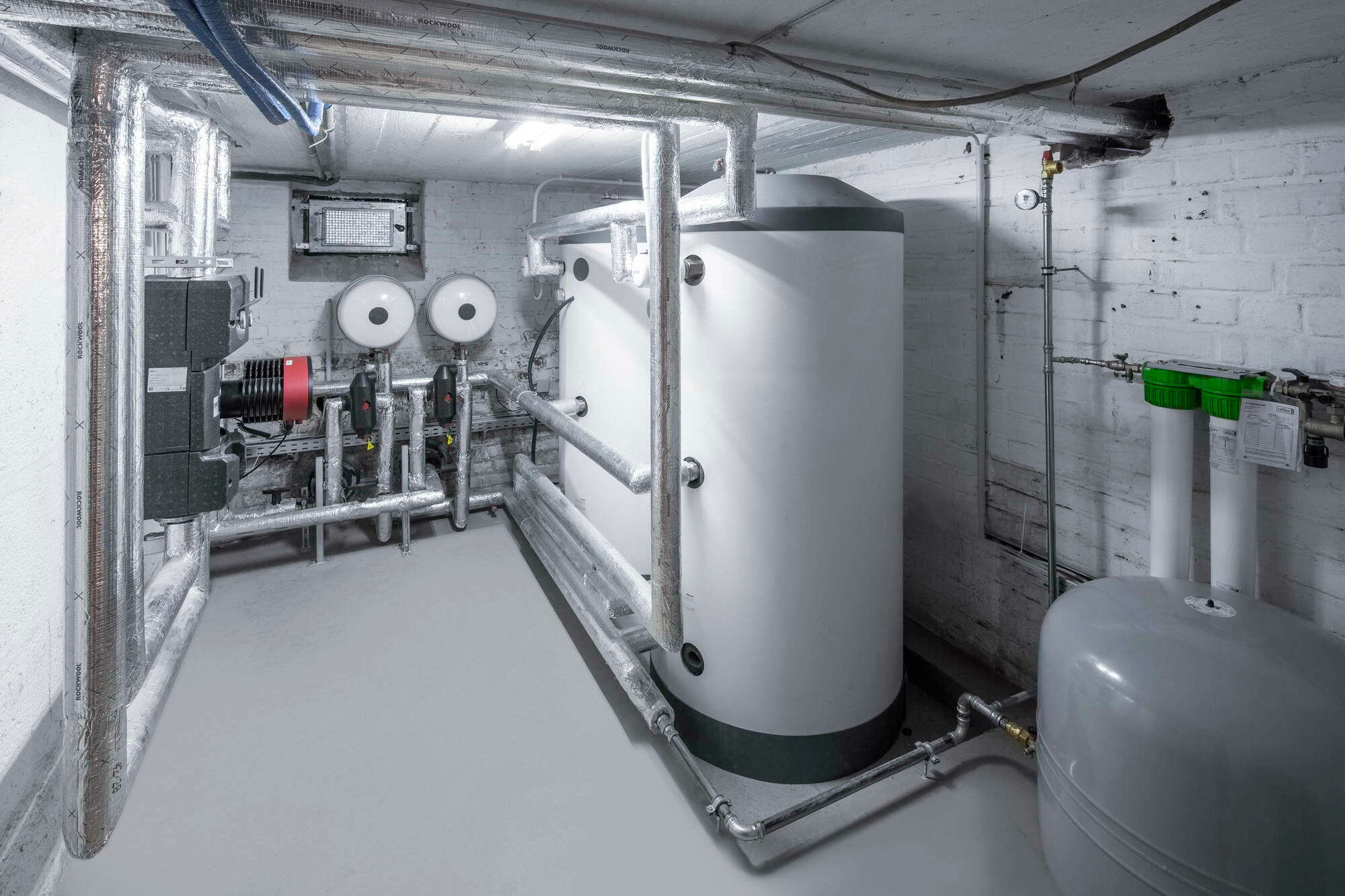 Im Technikraum wird in zwei 700 Liter großen Pufferspeichern die in den Wärmepumpen erzeugte Wärme vorgehalten.