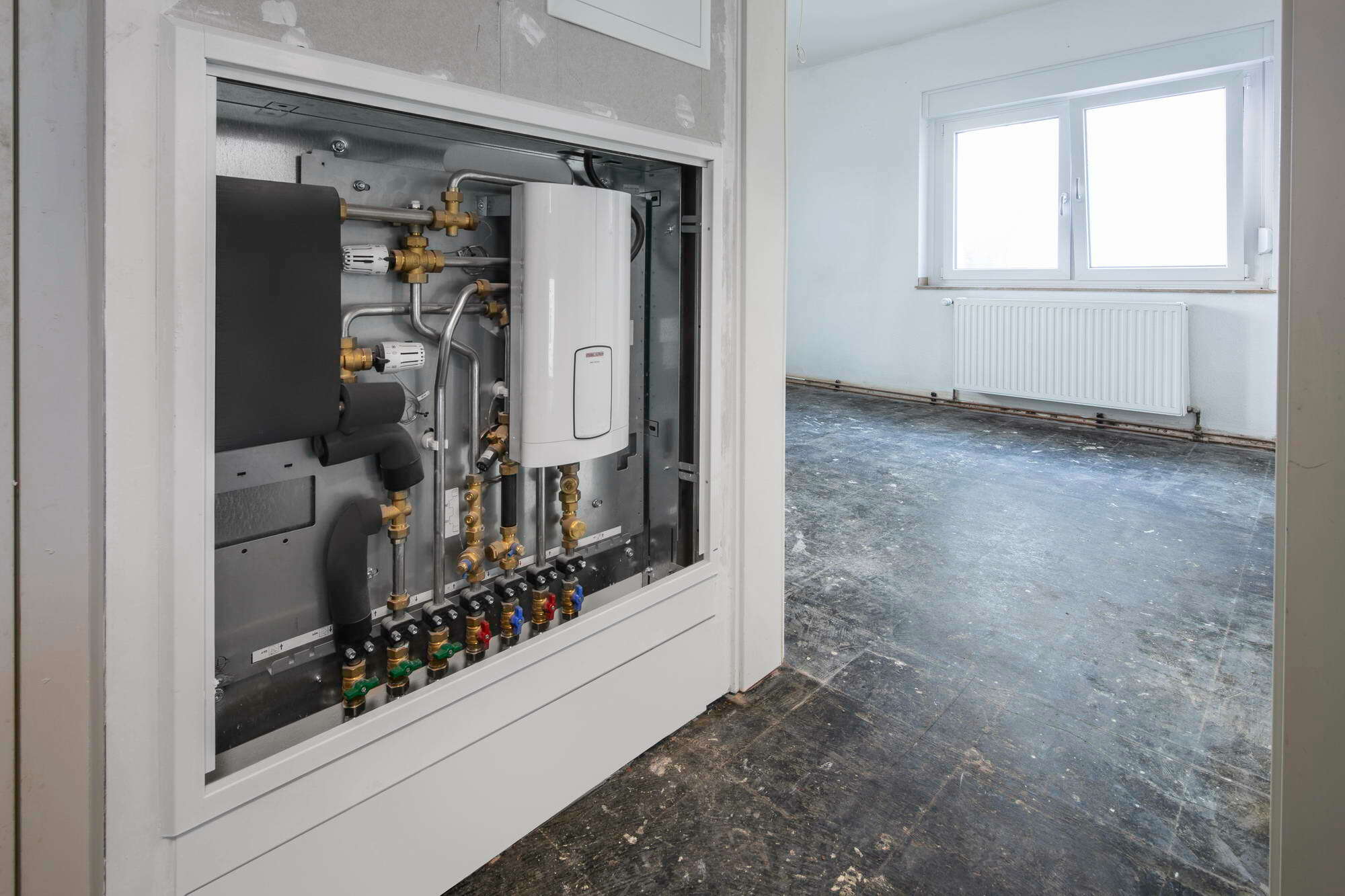 Die Wohnungsstationen in den Bestandswohnungen sind entweder an der gleichen Stelle wie die vorherigen Gas-Etagenheizung oder im direkten Umfeld installiert. Vor- und Rücklauf wurden im bisherigen Kaminschacht realisiert. Die Wärmeverteilung in den Wohnungen erfolgt über Heizkörper.
