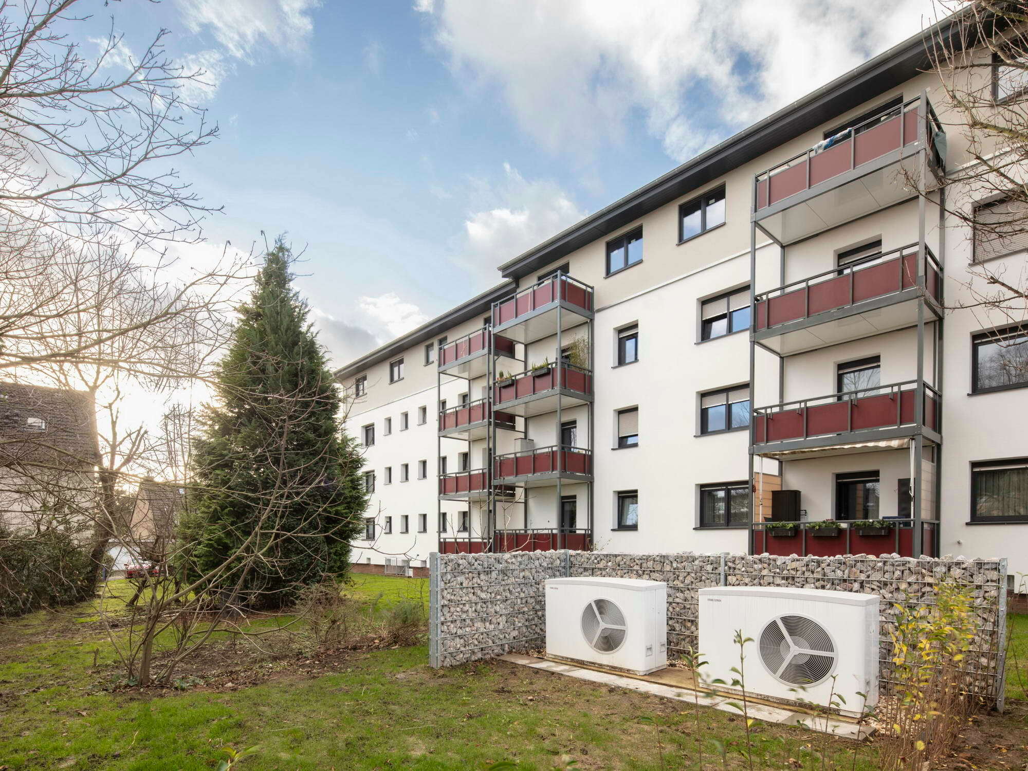 Die alten Gas-Etagenheizungen wurden aus dem 60er-Jahre-Wohnhaus entfernt, eingebaut wurde ein System aus Wärmepumpen und Wohnungsstationen von Stiebel Eltron.