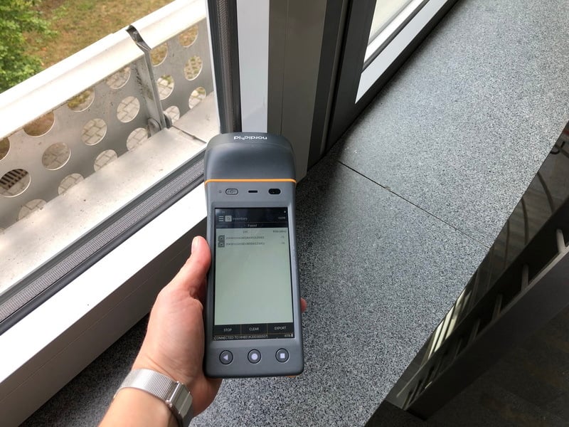 Wenn ein Glaselement beschädigt ist oder repariert werden muss, kann es einfach über seine iWin-ID gescannt und nachbestellt werden; die dafür benötigten Daten sind in der Datenbank hinterlegt.