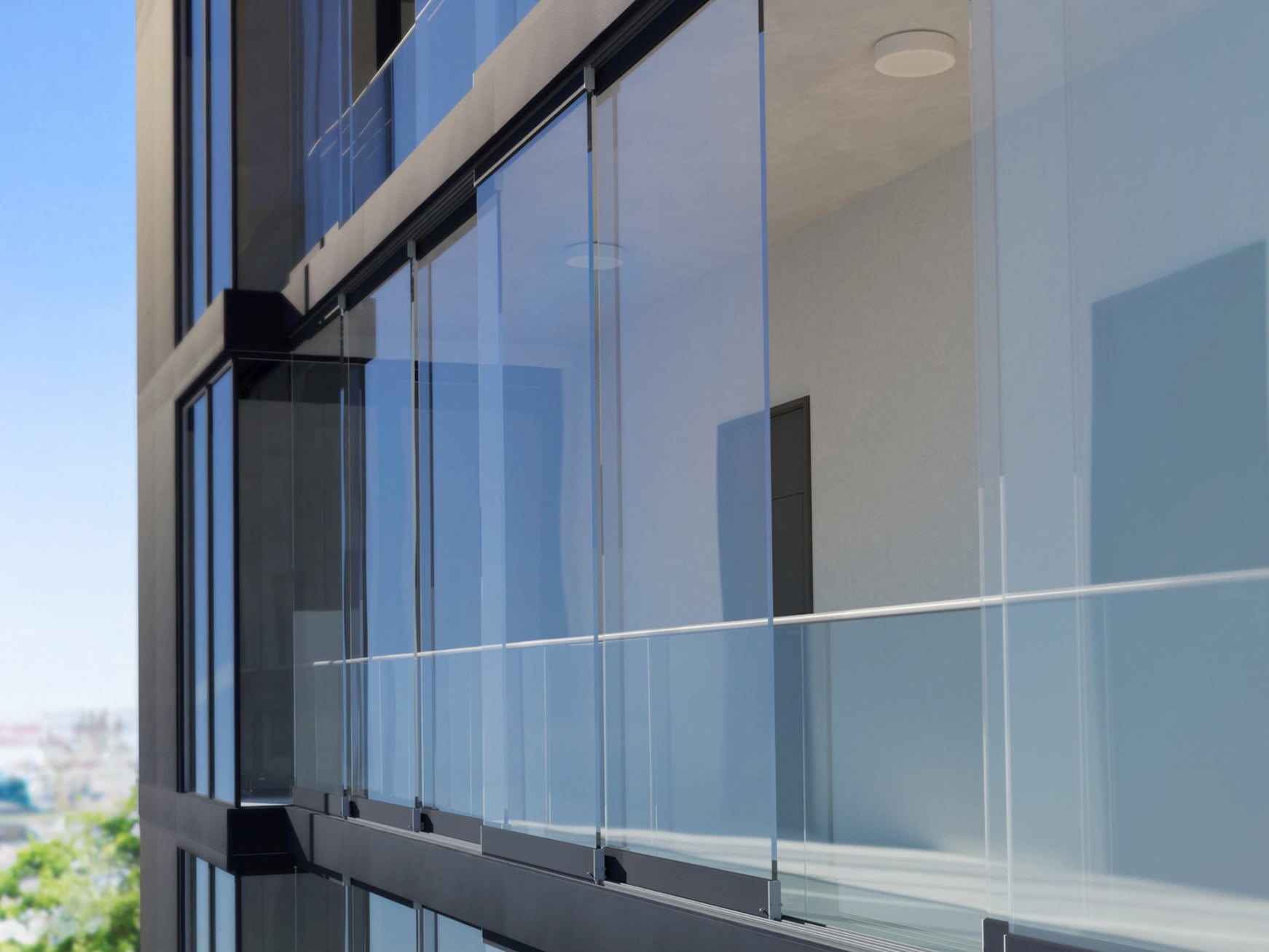 SL 23 ist ein ungedämmtes Ganzglas-Schiebesystem von Solarlux, das im Bereich der Balkon- und Fassadengestaltung, als flexibler Wind- und Wetterschutz sowie als Raumteiler für große Deckenhöhen eingesetzt werden kann.