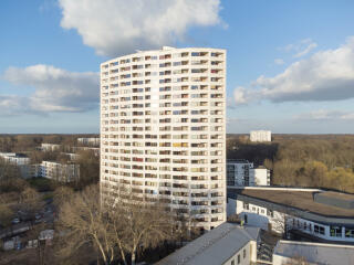 Im Jahr 2021 wurde eines der wohl bekanntesten Wohnhäuser Bremens energetisch ertüchtigt: das Aalto-Hochhaus im Stadtteil Neue Vahr (im Bild die Westfassade).