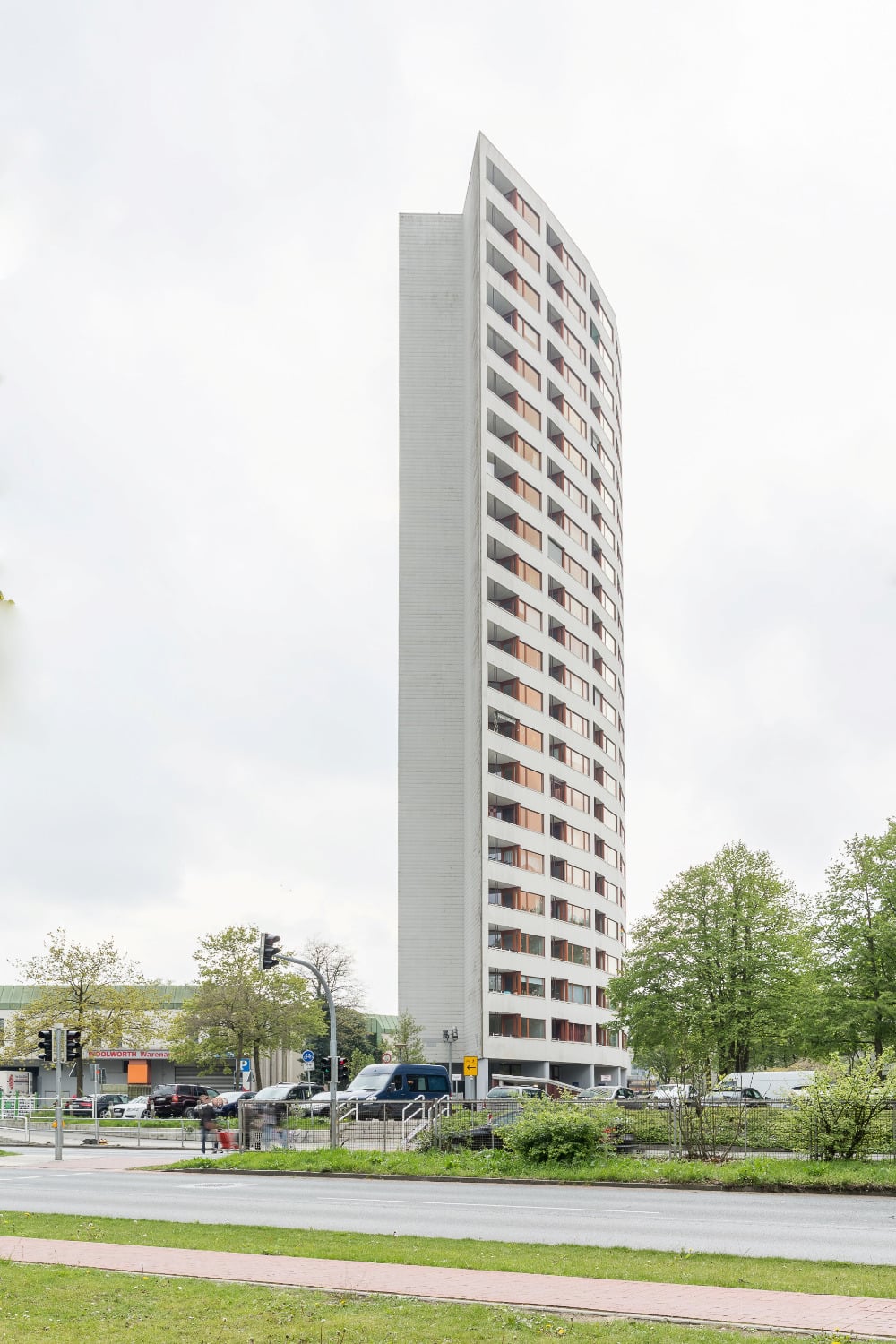 Das 21-geschossige Scheibenhaus gehört der städtischen Wohnungsgesellschaft GEWOBA.